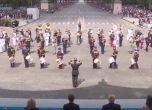 Френският военен оркестър изсвири парчета на Daft Punk пред Макрон и Тръмп (видео)