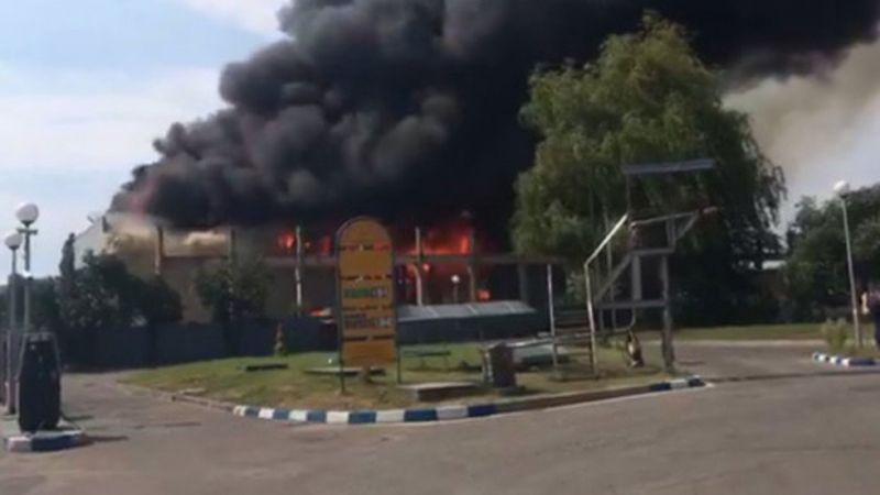 Голям пожар изпепели склад за дрехи втора употреба в софийското