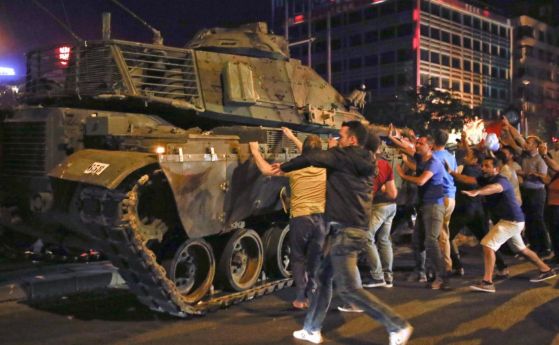 Стотици хиляди турски граждани отбелязаха тази нощ първата годишнина от неуспешния