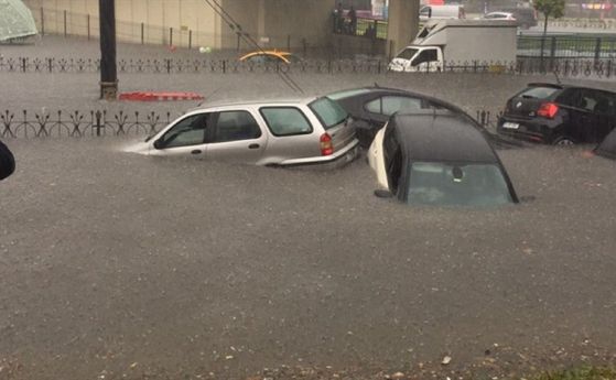 Поройни дъждове заляха Истанбул, цели квартали под вода (снимки и видео)