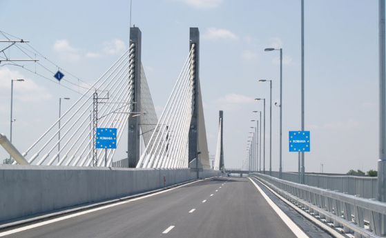 6-километрова опашка от тирове се изви на Дунав мост