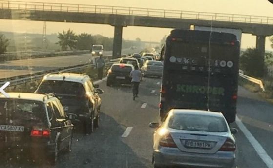 Катастрофа на магистрала Тракия е блокирала движението към Бургас Инцидентът