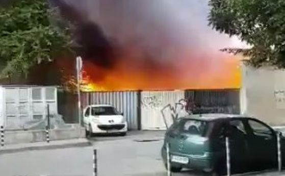 Склад се запали в столичния квартал "Хаджи Димитър" (видео)