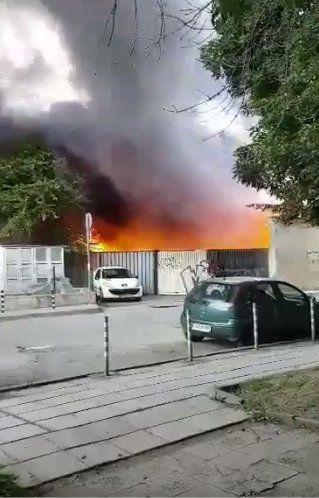 Склад на магазин се запали в столичния квартал Хаджи Димитър.
Сигналът