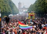 Хиляди танцуваха по улиците на Берлин в подкрепа на правата на гейовете