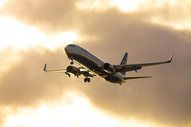 Нискотарифната авиокомпания Ryanair обяви, че може да намали цените на