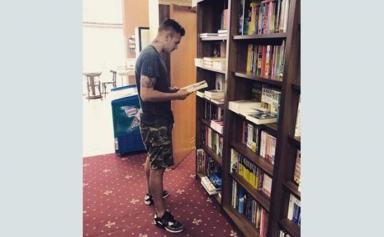 Футболист беше забелязан в книжарница