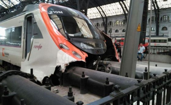 Влак катастрофира в Барселона, 54 са ранени (обновена)
