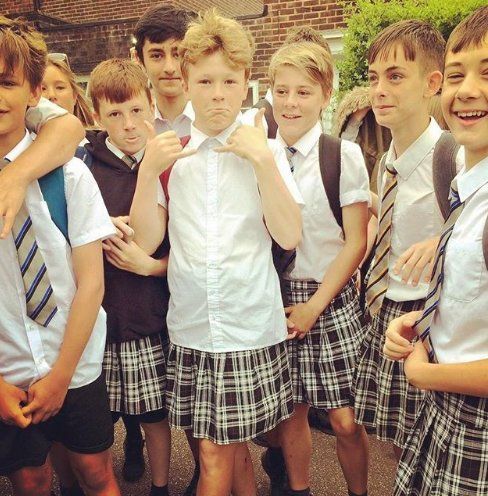 30 ученици в британския град Девлин ходиха на училище с поли в