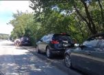 Паркирани коли пред кк "Слънчев ден" застрашават пешеходци (видео)