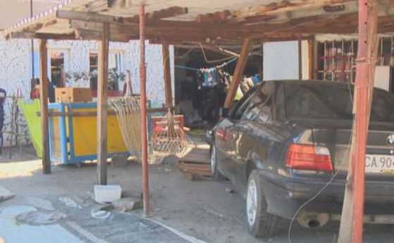 Напушен шофьор без книжка се вряза в двора на къща в София