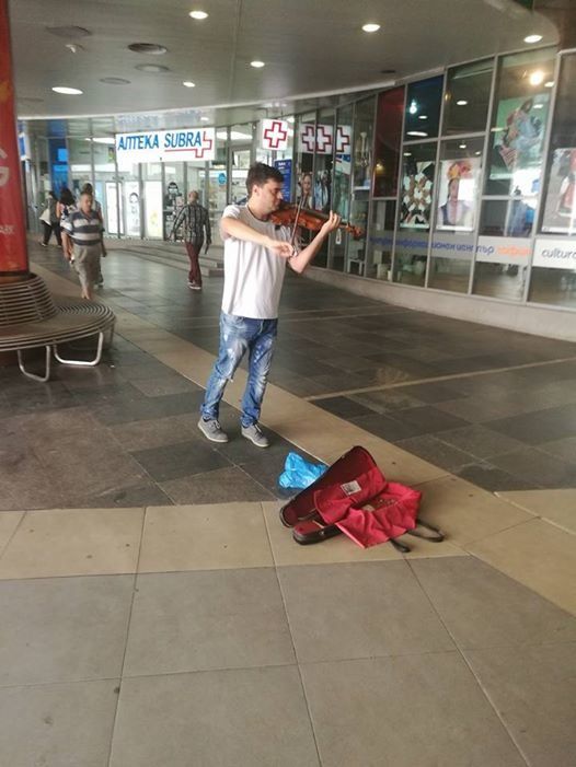 Световноизвестният цигулар Васко Василев изненадващо засвири в подлеза на метрото до