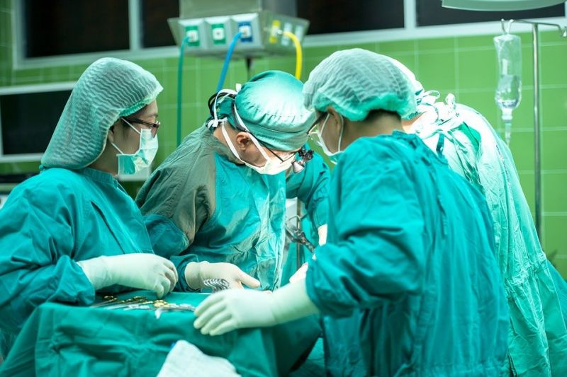 Неврохирург в САЩ е готов да оперира 11-месечните сиамски близнаци