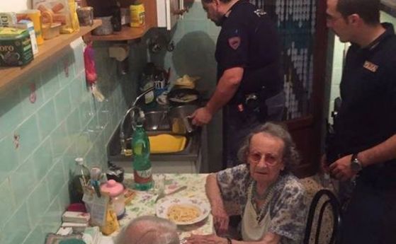 Любезни полицейски служители се притекоха на помощ на възрастна италианска двойка