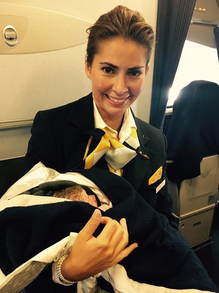Роденото на борда на самолет на Lufthansa бебе е от
