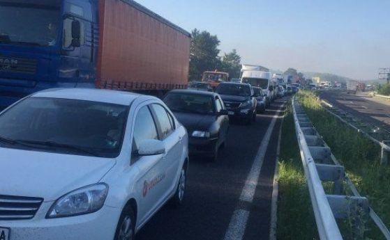 Катастрофа блокира магистрала Тракия в посока София