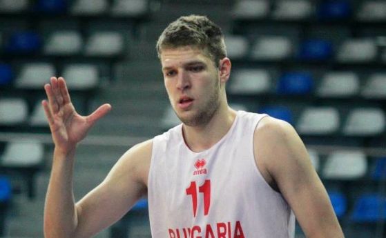 Звездата ни в баскетбола Александър Везенков не спира да впечатлява