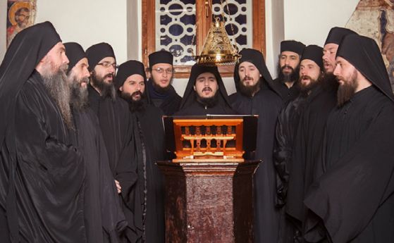 Монасите от Бигорския манастир пеят химна на ВМРО пред олтара (видео)