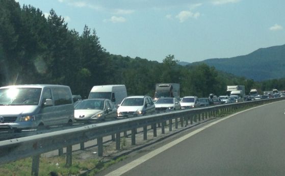 За кратко е спряно движението по автомагистрала Тракия в района