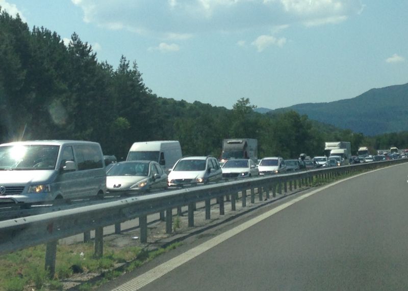 За кратко е спряно движението по автомагистрала Тракия“ в района