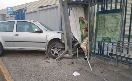 Шофьор заби колата си в автобусна спирка в Пловдив и загина