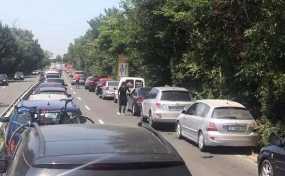 Тежка катастрофа блокира пътя Созопол-Бургас