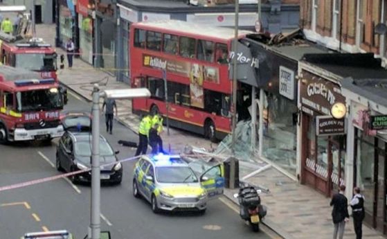 Автобус се вряза във витрина на магазин в Лондон (видео)