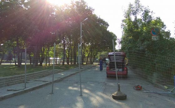 Разширяват оградата, блокирала улица в Стрелбище