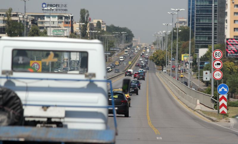 Пътен инцидент между таксиметров автомобил и Рено“ затруднява движението на