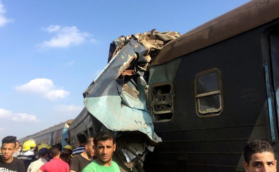 Най-малко 44 души загинаха, а 123 са ранени при челен сблъсък на влакове в Египет (обновена)