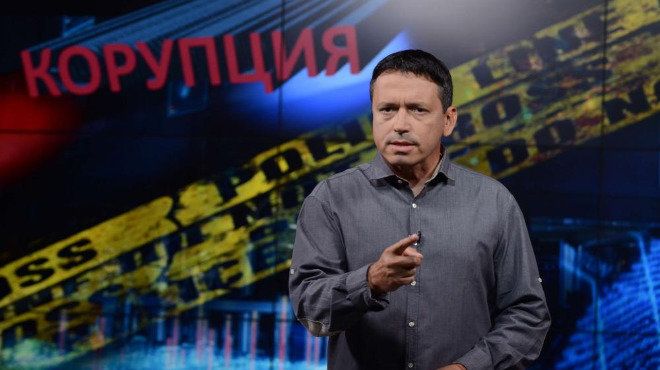 Разследващият журналист Васил Иванов започва работа в Канал 3 няколко