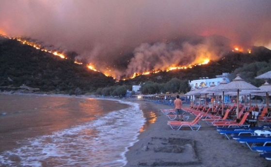 Големи пожари бушуват в съседна Гърция Снощи нощта е била