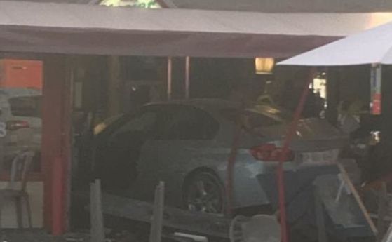 Кола се вряза снощи в пицария в град Сет Сор