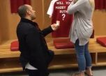 Романтичен фен предложи брак в съблекалнята на Арсенал (видео)