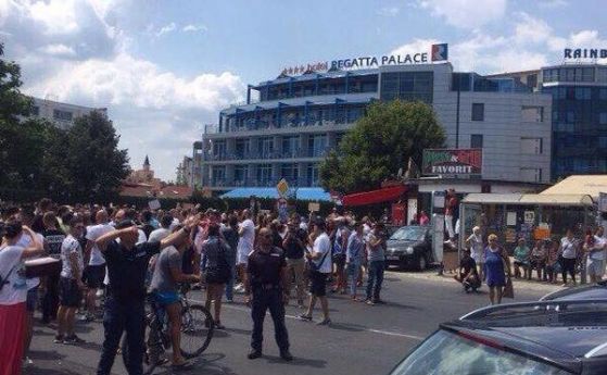 Стотици излязоха на протест в Слънчев бряг срещу акциите на Валери Симеонов