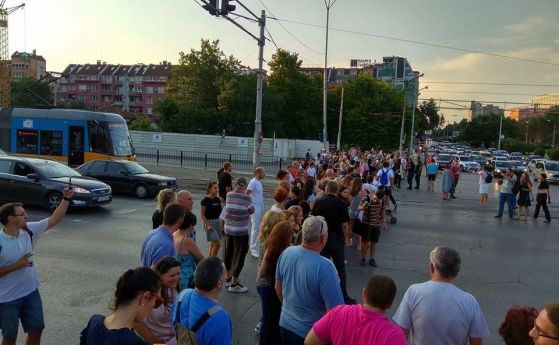 Десетки демонстранти излязоха и тази вечер на протест заради опасността