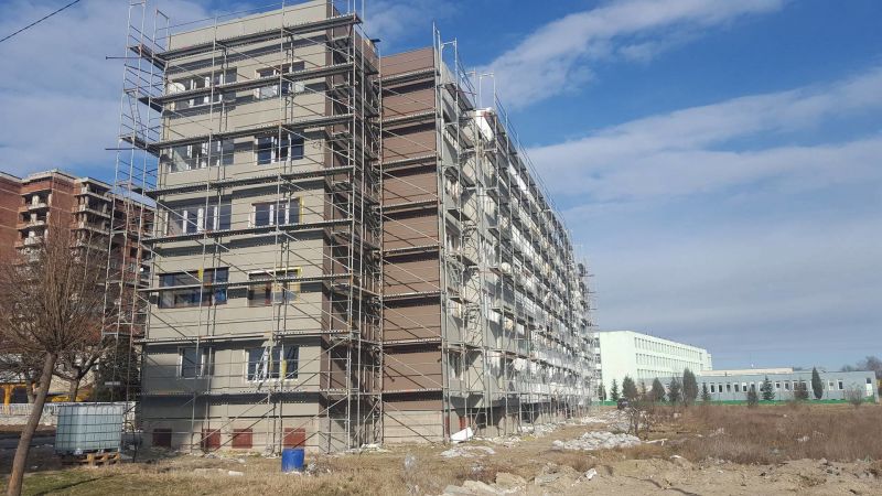 Работник по санирането на блок в бургаския комплекс Славейков“ е