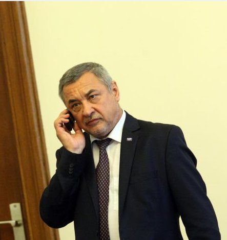 Вицепремиерът Валери Симеонов се защити за акциите си срещу шумните