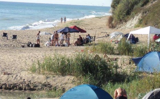Арестуваха българи за палатки на плажа в Гърция