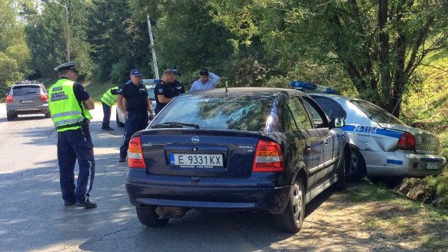 Кола удари патрулка на кръстовището на столичния булевард България и