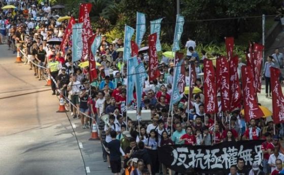 Хиляди хора протестираха в Хонконг срещу осъждането на трима продемократични