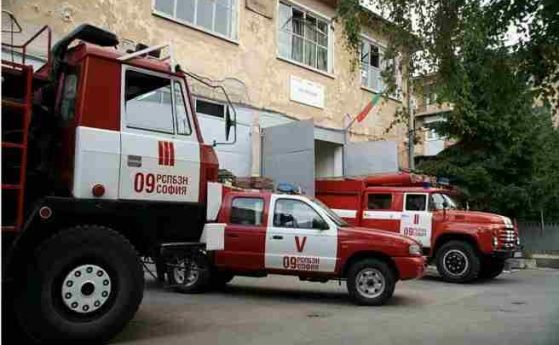 Голям пожар гори в София пламнал е склад на ул