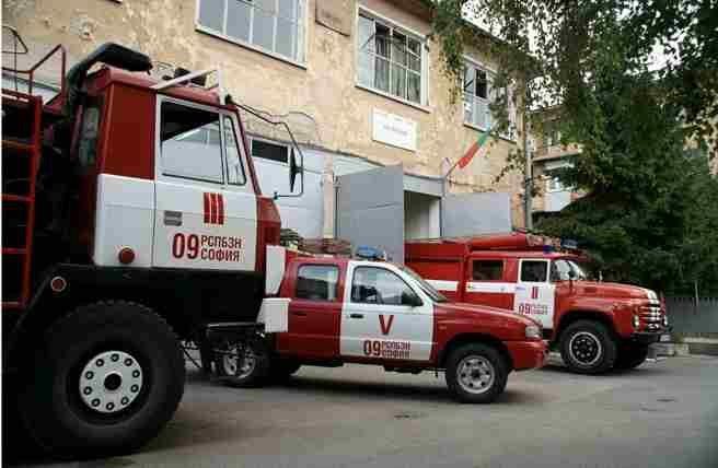 Голям пожар гори в София, пламнал е склад на ул.