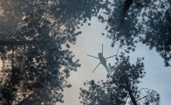 Вертолети изляха 160 тона вода за ден над горящото Кресненско дефиле