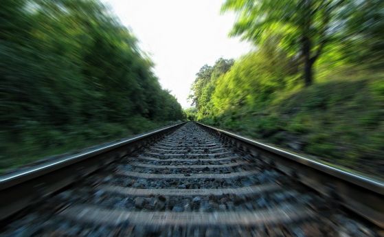 Мъж скочи пред бързия влак за Варна и загина