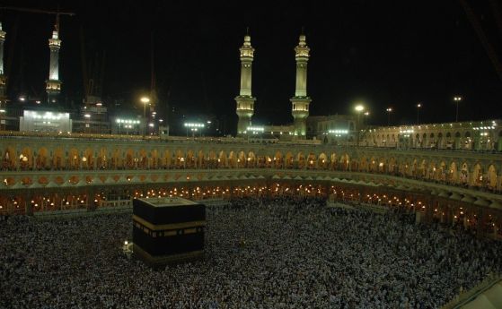 Започва Хадж, 100 000 пазят поклонниците в Мека и Медина