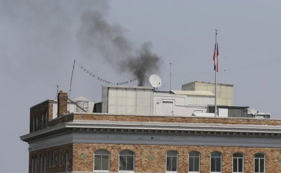 Като в шпионски трилър: Черен дим от руското консулство в Сан Франциско