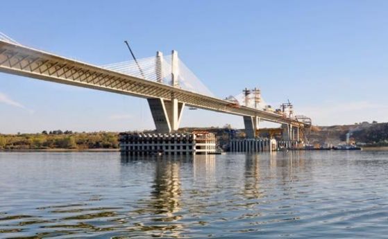 2 км опашка от ТИР-ове се образува на Дунав мост 2