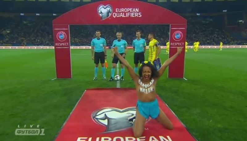 Активистка на движението Femen изскочи на терена преди световната квалификация