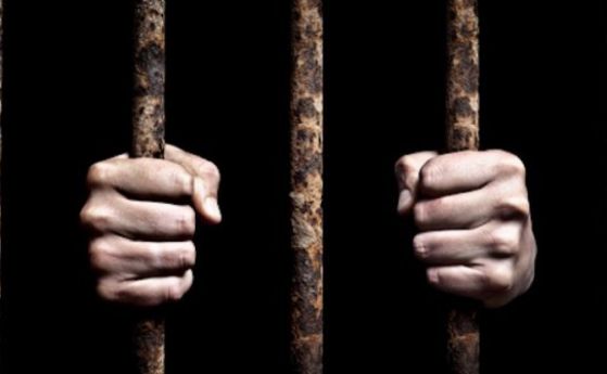 Класика: Мъж избяга от затвора като изкриви решетките на килията и се спусна с чаршаф